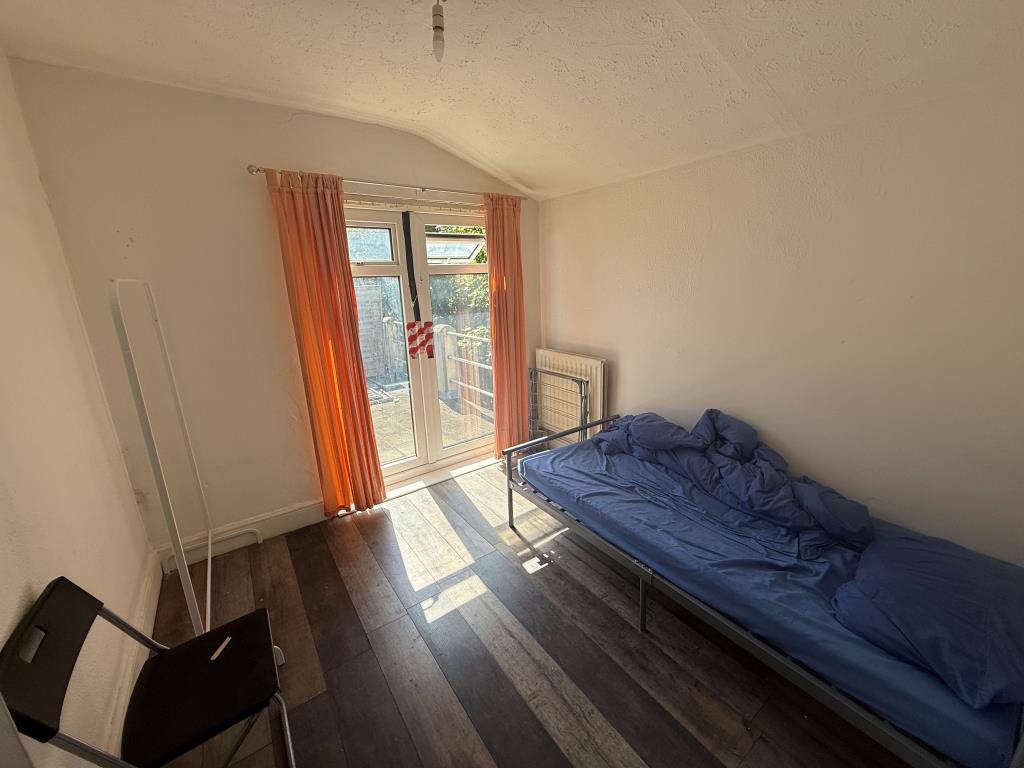Lot: 121 - SIX-BEDROOM FORMER HMO - Room